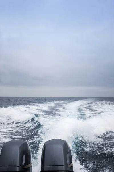 Arka tarafında bir motorlu tekne — Stok fotoğraf