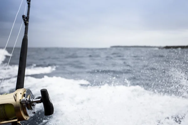 Vara de pesca acima dos salpicos do mar — Fotografia de Stock