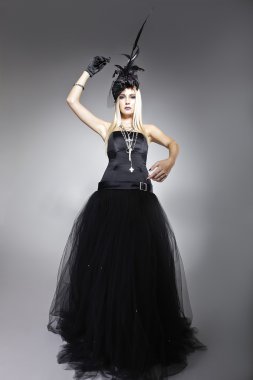 Siyah bir bohem elbise modeli