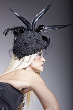 Abartılı bir şapka ile Bloonde modeli