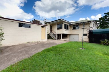 Bir evin arka bahçesinde