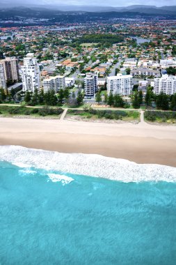 Boş plaj önünde bir şehir