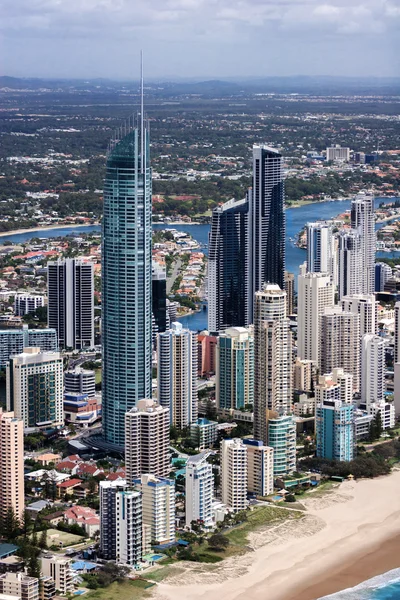 Il centro di una grande città costiera — Foto Stock