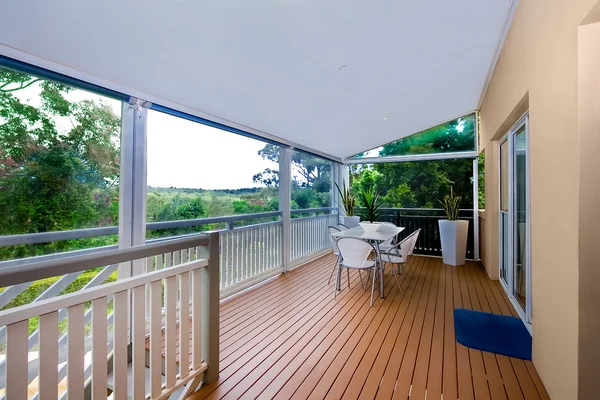 Geräumige Terrasse mit Tisch — Stockfoto