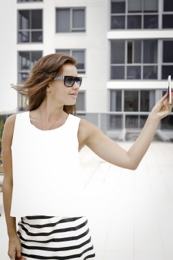 Şık esmer bir selfie alarak