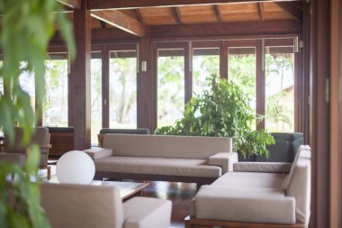 Sosyal alanda geniş bir ahşap ev