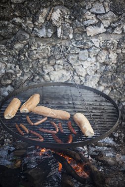 Bir ızgara ekmek ve sosis