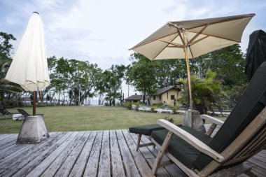 Büyük koltukta bir avluya