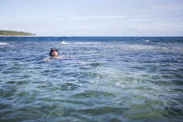 Cara Com Óculos Pretos Flutuando Relaxando Mar — Fotografia de Stock