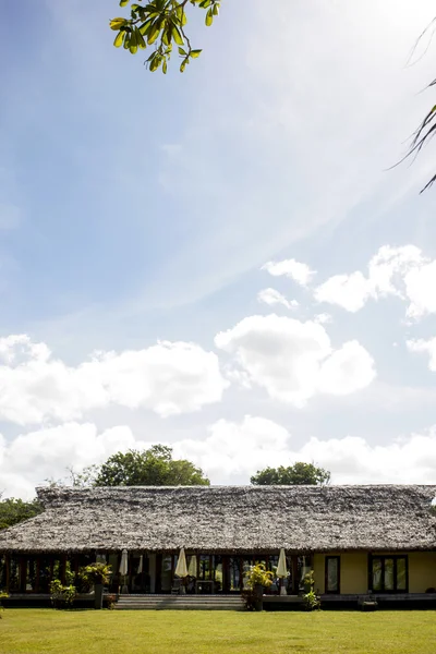 Letní dům s přírodní střechou — Stock fotografie