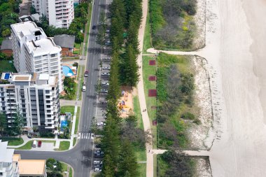 Önünde bir plaj evleri