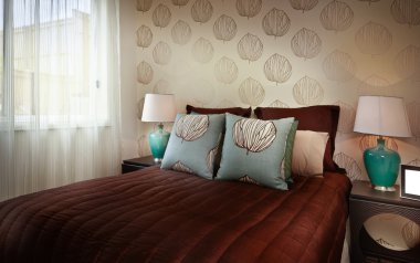 Kırmızı romantik çarşaf bir yatak odası güzel görüntüsü