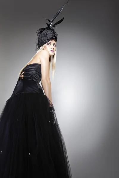 Model posiert mit langem Bohème-Kleid — Stockfoto