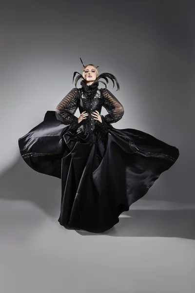 Model zeigt extravagantes Kleid — Stockfoto