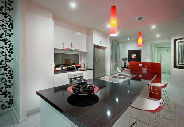 厨房餐桌和美丽的红椅子 — 图库照片