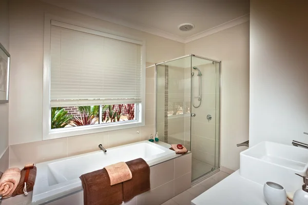 Picutre de un hermoso baño moderno y elegante — Foto de Stock