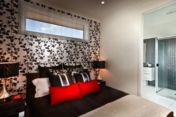 Una bella camera da letto romantica con cuscini multicolori e att — Foto Stock