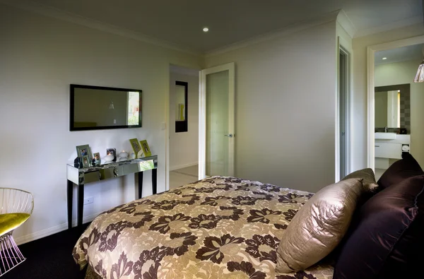와 연결 된 욕실 및 mrror 탭 아름 다운 침실 — 스톡 사진
