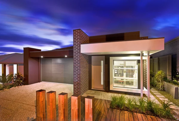 Una splendida vista di una casa nel pomeriggio di fronte con garage a — Foto Stock