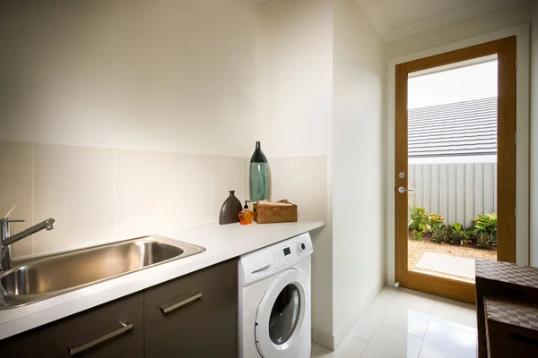 Mooie kamer met een wasmachine en wastafel wassen — Stockfoto