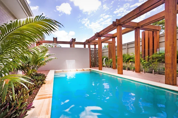 Bela piscina de água em uma casa — Fotografia de Stock