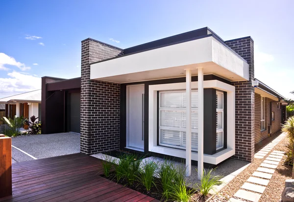 Una hermosa vista exterior de la casa con suelo de madera y jardín — Foto de Stock