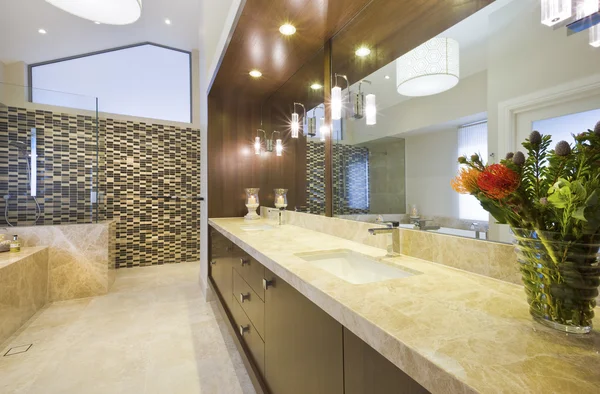Badkamer met marmeren inrichting — Stockfoto