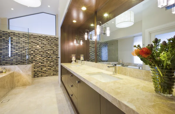 Baño con decoración de mármol — Foto de Stock