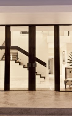 Modern bir ev girişi