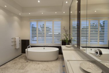 Minimalist beyaz renkli banyo