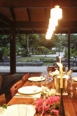 Ahşap masa akşam yemeği için ayarla