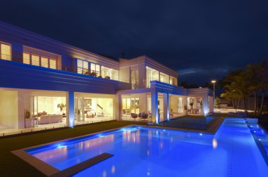 Büyük havuzlu lüks villa