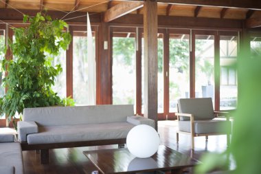 Büyük pencereli aydınlık oturma odası 