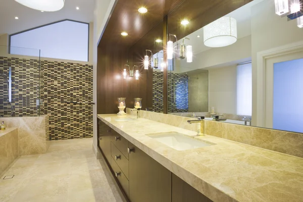 Baño minimalista con detalles de mármol — Foto de Stock