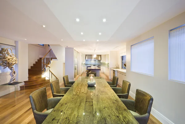 Sala de jantar elegante com mesa verde — Fotografia de Stock