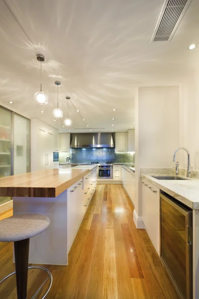 Long kitchen island — Stock Photo, Image