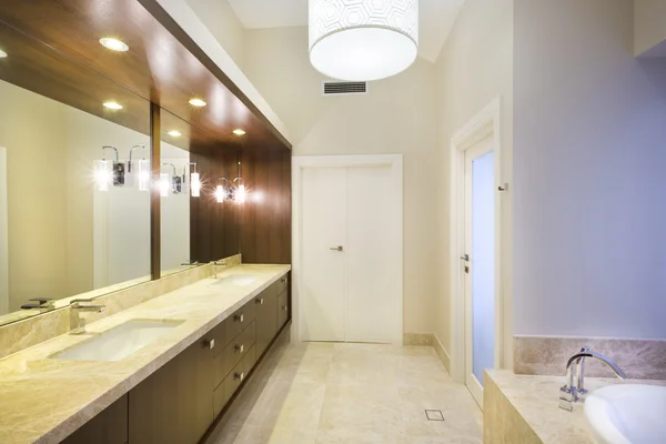 Красива ванна кімната з мармуровою підлогою — стокове фото