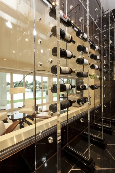 透明なワイン収納棚 — ストック写真