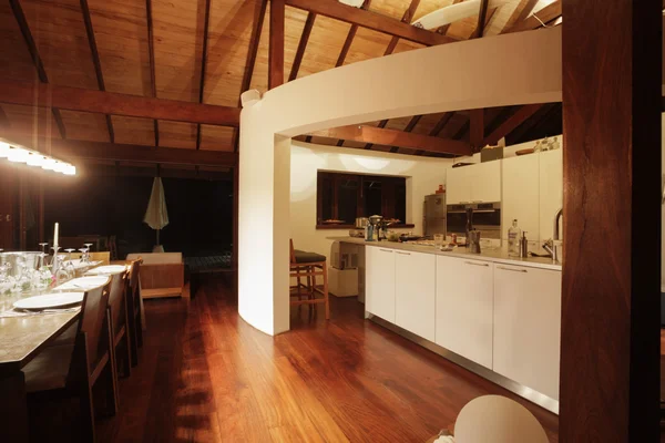 Keuken in een stijlvolle huis — Stockfoto