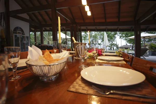 Gros plan d'une table prête pour le dîner — Photo