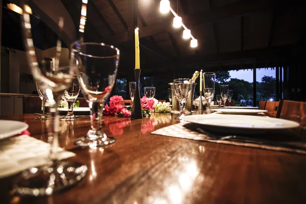 Dinner table with flower decoration — Stock Photo, Image