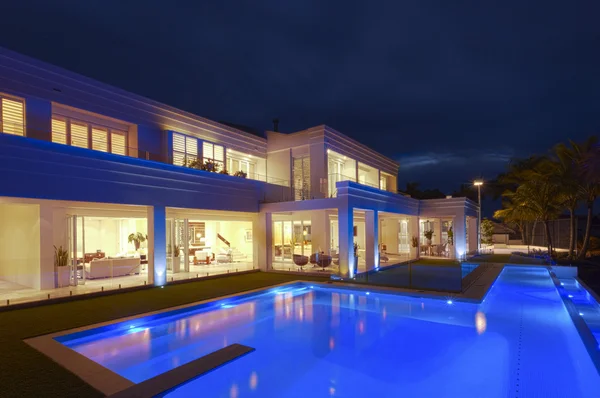 Luxe villa met een groot zwembad — Stockfoto
