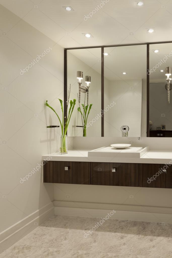 Mysiga badrum med en hängande lÃ¥da — stockfotografi © jrstock1 ...