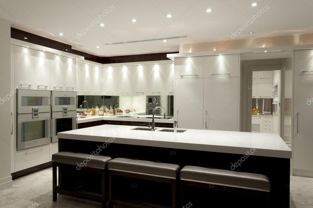 Cocina de lujo con una gran isla — Fotos de Stock © jrstock1 #95635584