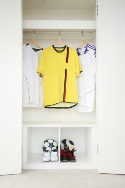 Futbol bir dolap içinde üniforma