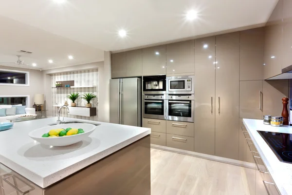 Área de cozinha moderna iluminada com luzes à noite — Fotografia de Stock