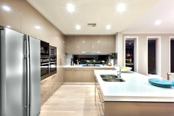 A modern kitchen with refrigerator and fixed to the wall with ca — 图库照片