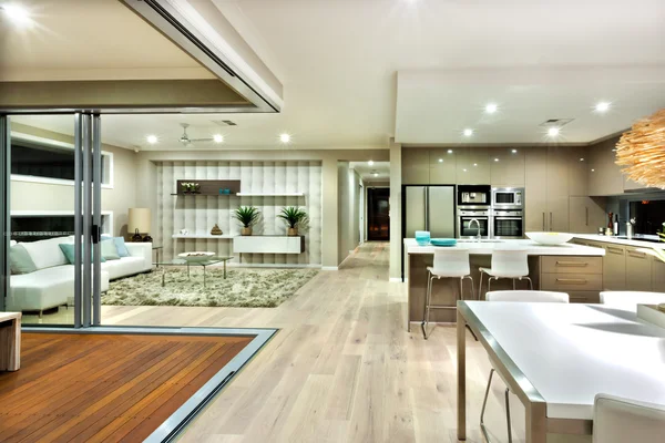 O panorama interior da casa moderna com cozinha e o r vivo — Fotografia de Stock