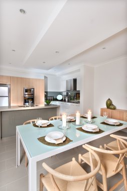 K önünde yanıp sönen mumlar ile modern yemek odası kurulumu