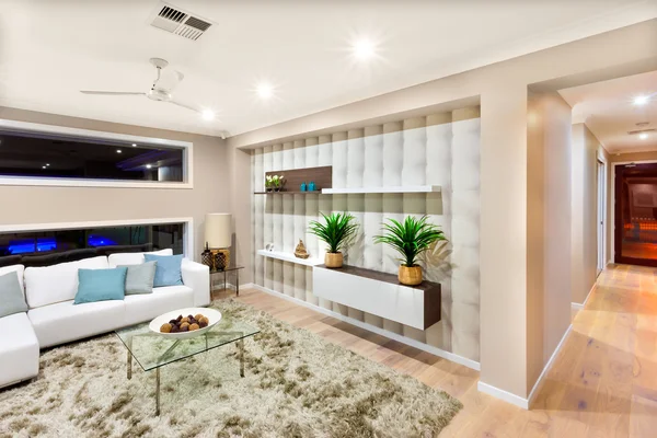 Wohnzimmereinrichtung eines luxuriösen Hauses mit eingeschaltetem Licht — Stockfoto